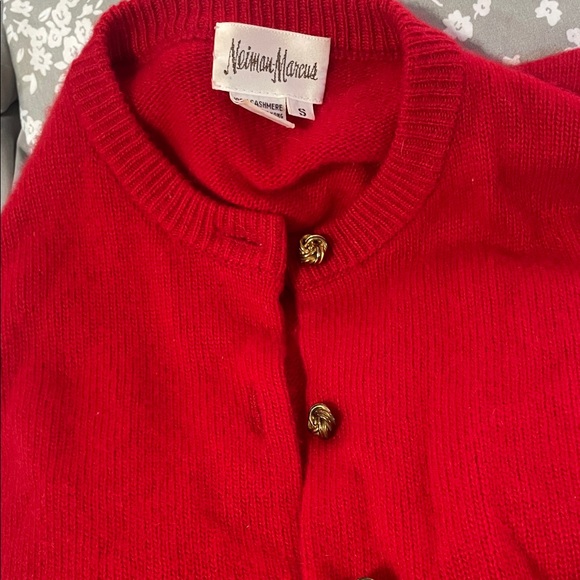 Neiman Marcus Vibrant Red Cashmere Sweater - Picture 4 of 4